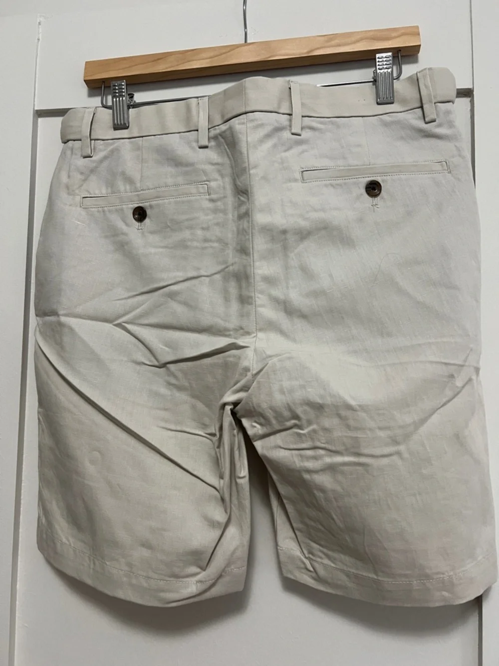 Charles Tyrwhitt Cream Flat-Front Men's Shorts - Picture 2 of 3